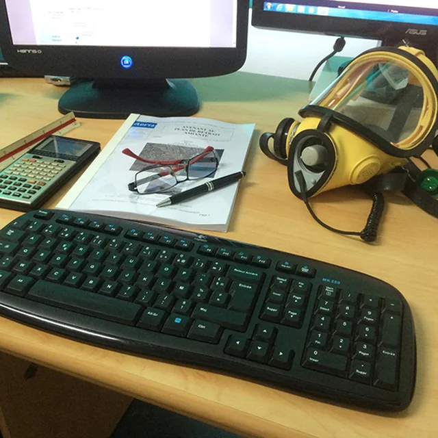 Masque de protection et dossier de diagnostic au bureau d'études AERIS