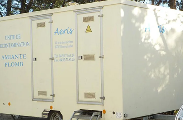 Unité mobile de décontamination amiante et plomb d'AERIS