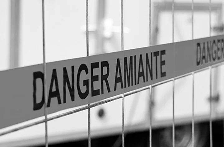 Signalisation danger amiante sur une zone de chantier confinée AERIS